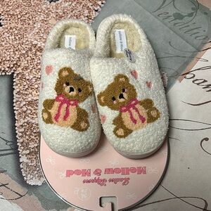 Womens Slippers - Cream. New